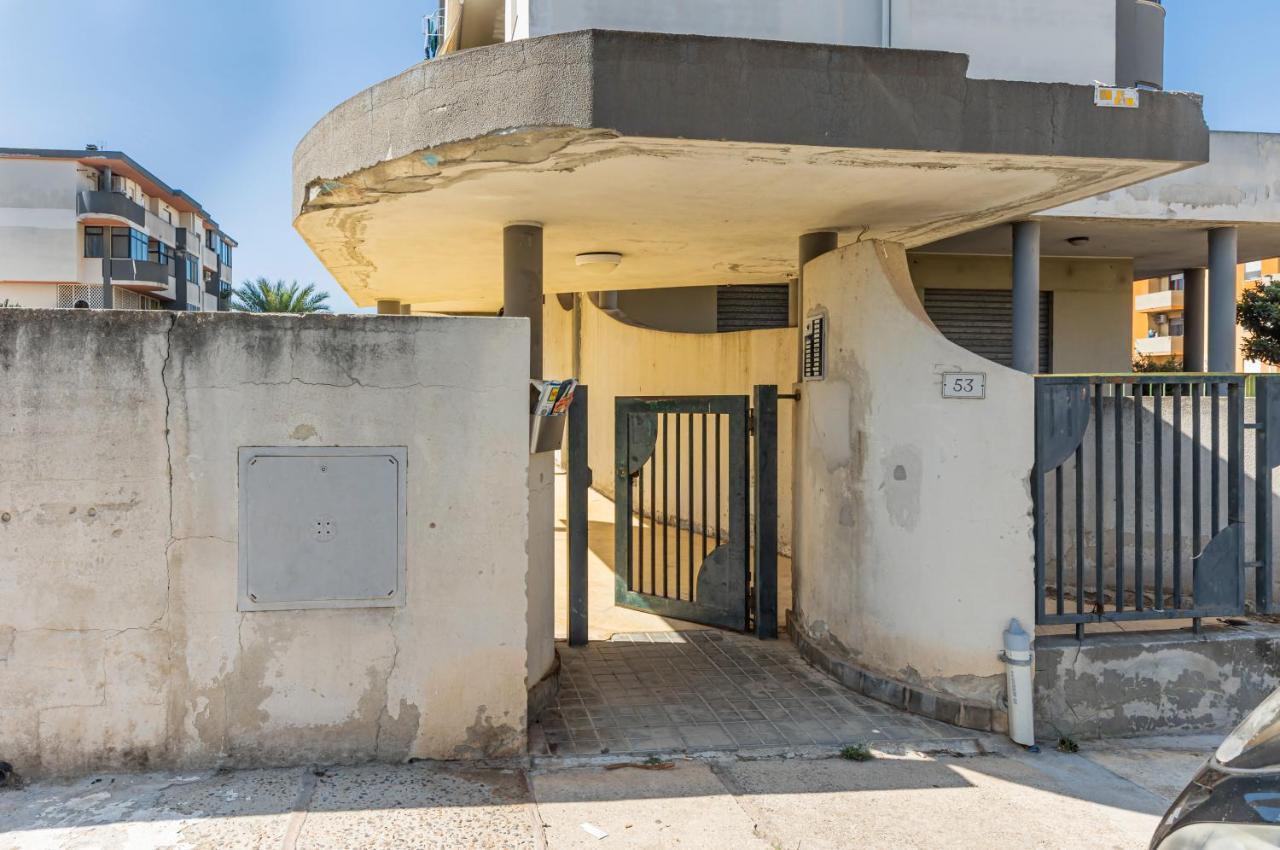 Apartment Roomy Flat With Private Parking! *